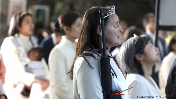 USA Gottesdienst mit Waffen (picture-alliance/AP Photo/J. Larma)