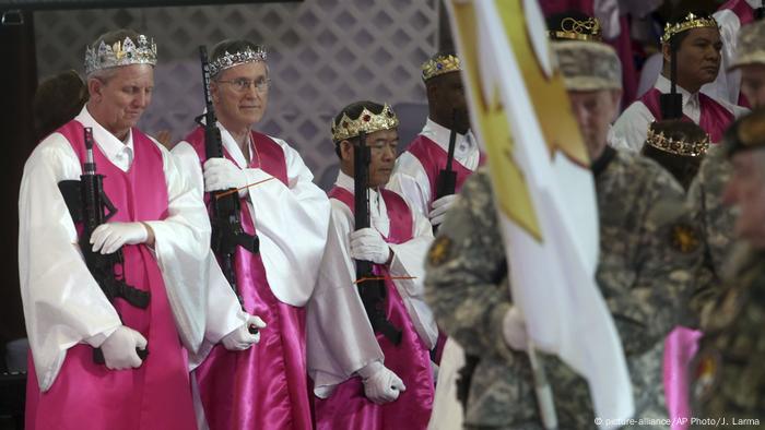 USA Gottesdienst mit Waffen (picture-alliance/AP Photo/J. Larma)