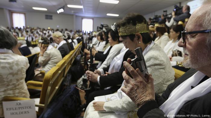 USA Gottesdienst mit Waffen (picture-alliance/AP Photo/J. Larma)