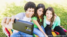 Group of friends (14-15) making selfie, Gruppe von Freunden (14-15) das Bilden selfie | Verwendung weltweit, Keine Weitergabe an Wiederverkäufer.