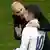 Real Madrids Trainer Zinedine Zidane mit James Rodriguez während des Ligaspiels am 19. November 2016