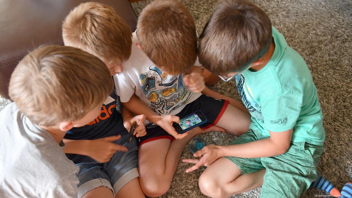 Menino Bebê Com Telefone Celular. Criança Pequena Tentando Brincar Com O  Telefone Celular. Primeiros Aplicativos De Jogos Educativos Para Crianças.  Infantil E Tecnologia. Criança Brincando Com Telefone. Foto Royalty Free,  Gravuras, Imagens