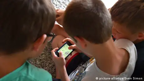 Kinder mit Smartphone (picture-alliance/Sven Simon)