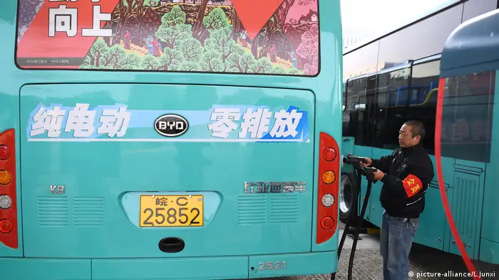 Umweltschutz in China, Elektrobus (picture-alliance/L.Junxi)