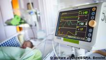 Reportage in the level 2, neonatology service in a hospital in Haute-Savoie, France. A premature baby is monitored until it reaches full-term. | Verwendung weltweit, Keine Weitergabe an Wiederverkäufer.
