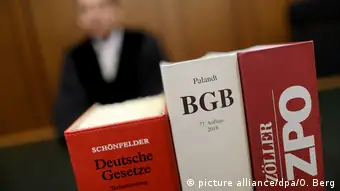 Deutschland Symbolbild Gesetzbücher