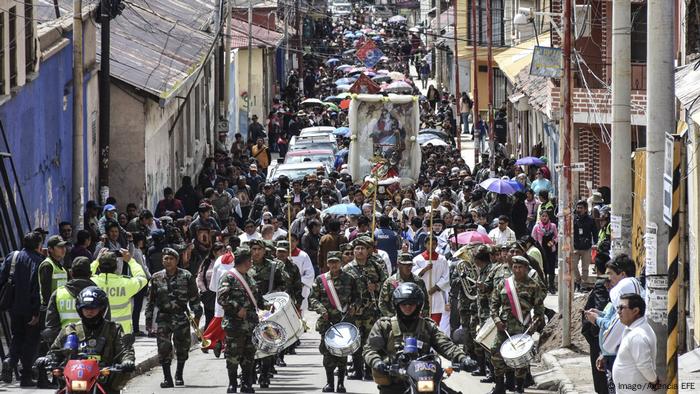 Bolivien Protesten wegen Gemälde der Gottesmutter des Schlagloches mit Tanga (Imago/Agencia EFE)