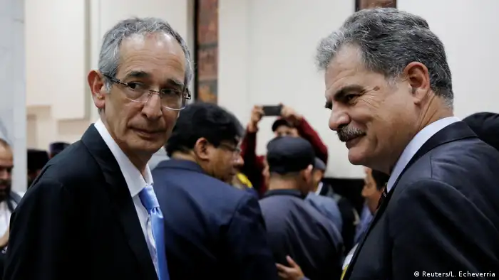Guatemala ehem. Präsident Alvaro Colom und ehem. Vorsitzender von Oxfam International Juan Alberto Fuentes (Reuters/L. Echeverria)