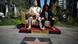 Los Angeles Künstler Plastic Jesus mit Weinstein-Plastik Los Angeles Künstler Plastic Jesus mit Weinstein-Plastik