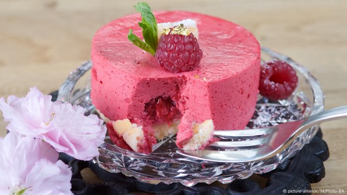 Blattgold auf Himbeerminze / Raspberry Mint (picture-alliance/McPhoto-BK)