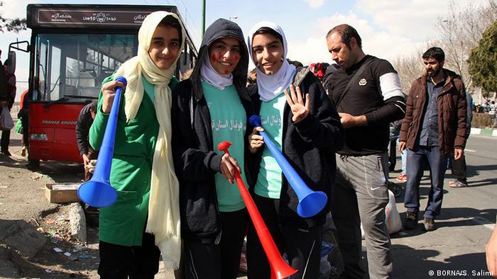 Weibliche Fußballfans stehen auf der Straße (Foto: BORNA/S. Salimi)
