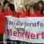 Mit einem Transparent stehen streikende Erzieherinnen in Halle (Saale) vor einer Kita (Foto: dpa)