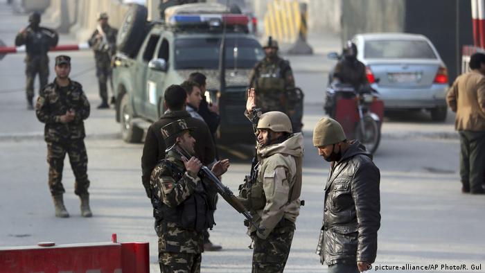 Los talibanes rechazaron hoy la propuesta de diálogo lanzada a finales de febrero por el Gobierno afgano en un mensaje en el que calificaron la iniciativa de esfuerzo por engañar, y anunciaron nueva ofensiva. (25.04.2019).