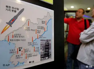 朝韩边境韩国一侧的一个观察站内，参观者观看朝鲜导弹部署图