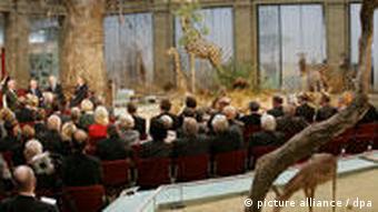  Парламентарният съвет заседава измежду препарираните животни в един музей 