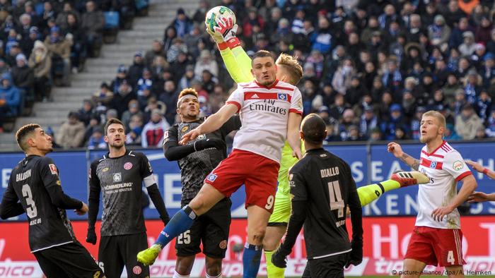 Hamburg The Bundesliga Dinosaur Stares Extinction In The Face Sports German Football And Major International Sports News Dw 03 03 18