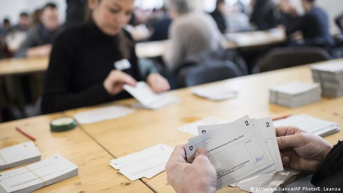Бланки для голосования на рефрендуме в Швейцарии