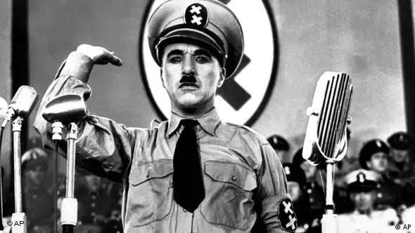 Charlie Chaplin als "Adolf Hitler" in "The Great Dictator" (Foto: AP Photo)