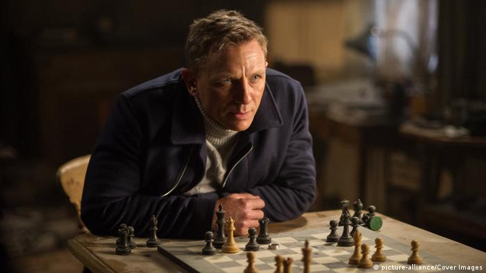 Daniel Craig ist über ein Schachbrett gebeugt. Filmstill aus Spectre. 