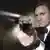 Daniel Craig richtet einen Revolver in die Kamera. 