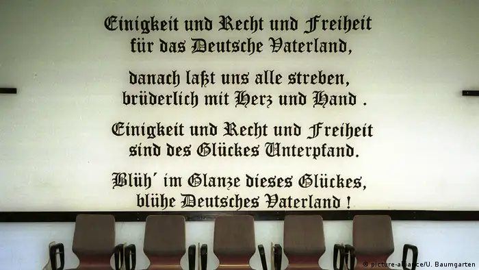 Deutschland | Text der deutschen Nationalhymne auf einer Wand