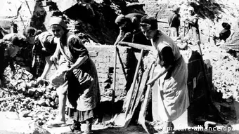 Les femmes aident à déblayer les rues des gravats