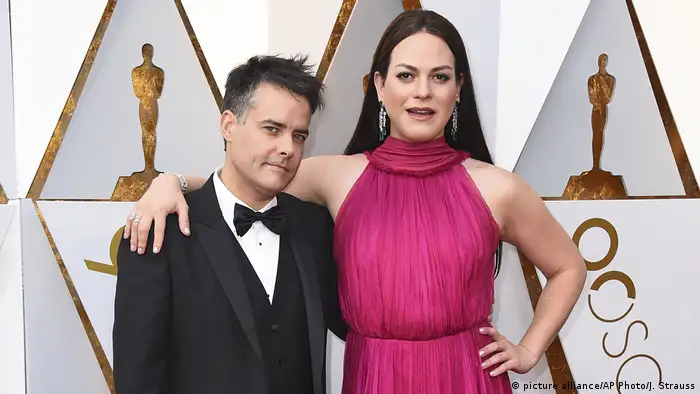 Sebastian Lelio und Daniela Vega im pinken Kleid posieren bei der Oscar-Verleihung 2018 (picture alliance/AP Photo/J. Strauss)