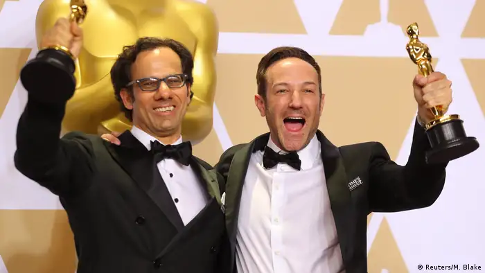 Regisseur Bryan Fogel und Produzent Dan Cogan halten erfreut ihre Oscars in die Luft (Reuters/M. Blake)