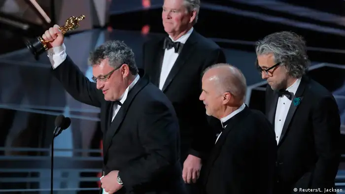 John Nelson, Paul Lambert, Richard R. Hoover und Gerd Nefzer im Anzug auf der Bühen bei der Oscar-Verleihung 2018 (Reuters/L. Jackson)