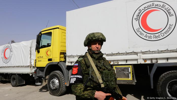 Un convoy con ayuda humanitaria consiguió entrar este lunes (5.03.2017) en el enclave rebelde de Guta Oriental, al este de Damasco, sitiado por el Ejército y sometido a un intenso bombardeo las últimas semanas. Las decenas de camiones llevan medicinas y alimentos para 27.500 personas, informó a Ingy Sedki, portavoz del Comité Internacional de la Cruz Roja (CICR). (5.03.2018).