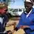 Dvije žene popravljaju bicikl u Namibiji