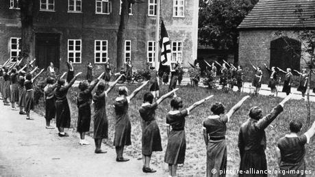 Women during the Nazi era stretching out their hands (picture-alliance/akg-images)