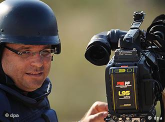 Reporter uz kameru sa zaštitnim šljemom