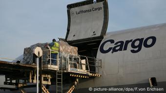 Загрузка грузового самолета Lufthansa Cargo