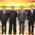 Kim Jong-un (tercero desde la izqda), junto a la delegación surcoreana.