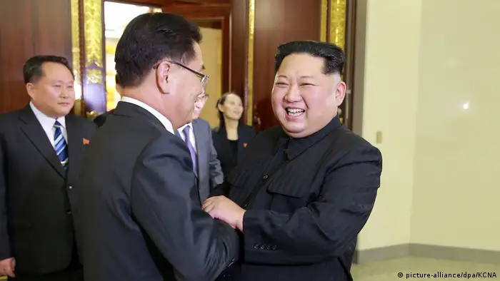 Nordkorea Kim Jong Un spricht mit südkoreanischer Delegation