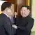 Kim Jong-un (izqda.) y el representante de la delegación surcoreana, Chung Eui-yong.