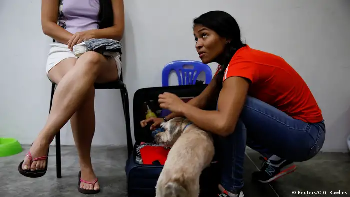 El 2 de noviembre de 2017, Alejandra Rodríguez empaca sus pertenencias en su casa en Caracas, Venezuela, antes de viajar en autobús a Chile. La joven de 23 años es contadora de una empresa de importación. Asegura que nunca había querido dejar Venezuela, y mucho menos en autobús hacia Chile. Dice que lo hace porque no tiene alternativa.