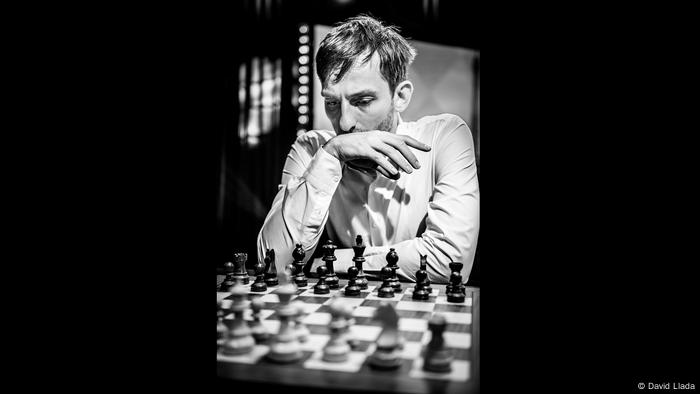 Alexander Grischuk (auch Grischtschuk geschrieben) schaut grübelnd auf ein Schachbrett (Foto: David Llada)