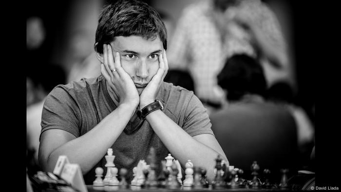 Sergei Karjakin sitzt vor einem Schachbrett und stützt sein Gesicht in die Hände (Foto: David Llada)