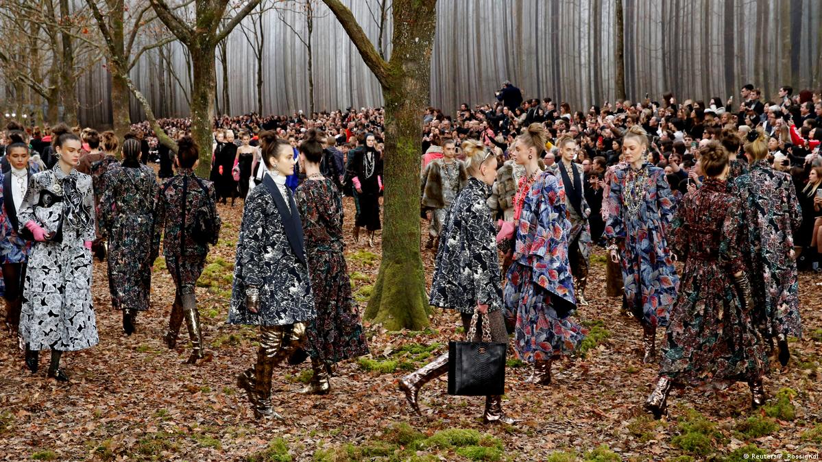 Chanel chops 'century-old trees' for runway show – DW – 03/07/2018