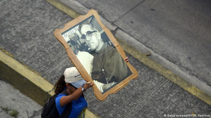 El Salvador - Frau hält Portrait von Oscar Romero hoch (Getty Images/AFP/M. Recinos)