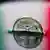 Symbolbild italienische Ein-Euro-Münze sinkt in Italiens Farben