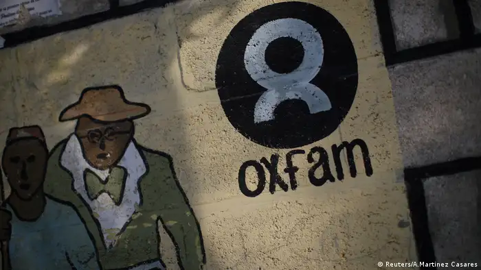Ein Oxfam-Zeichen wird an einer Wand in Corail, einem Lager für Vertriebene des Erdbebens von 2010, am Stadtrand von Port-au-Prince, Haiti gesehen