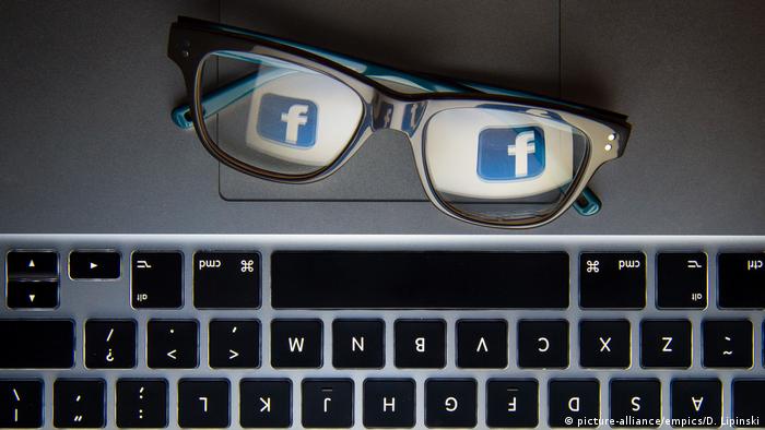 Очила, в които се отразява емблемата на Фейсбук