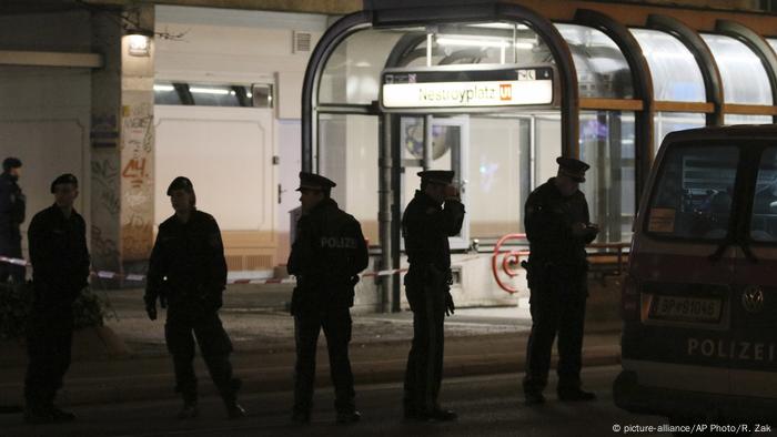 Österreich Messerangriff auf Familie in Wien (picture-alliance/AP Photo/R. Zak)