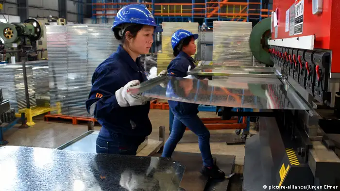 China Produktion von Metallregalen bei der Firma Maxrac in Shanghai