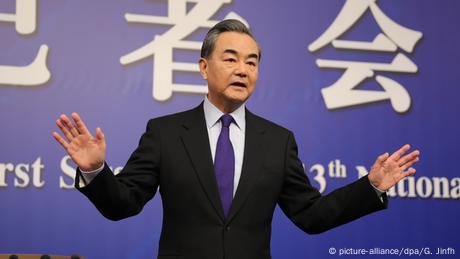 Peking PK Wang Yi Außeniminister China (picture-alliance/dpa/G. Jinfh)