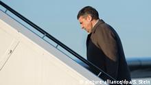 14.02.2018, Deutschland, Berlin: Außenminister Sigmar Gabriel (SPD) geht die Gangway zu einem Airbus A319 der Luftwaffe hinauf. Gabriel reist zu bilateralen Gesprächen nach Serbien, Kosovo und Bulgarien. Foto: Silas Stein/dpa | Verwendung weltweit