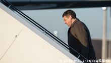 14.02.2018, Deutschland, Berlin: Außenminister Sigmar Gabriel (SPD) geht die Gangway zu einem Airbus A319 der Luftwaffe hinauf. Gabriel reist zu bilateralen Gesprächen nach Serbien, Kosovo und Bulgarien. Foto: Silas Stein/dpa +++(c) dpa - Bildfunk+++ | Verwendung weltweit